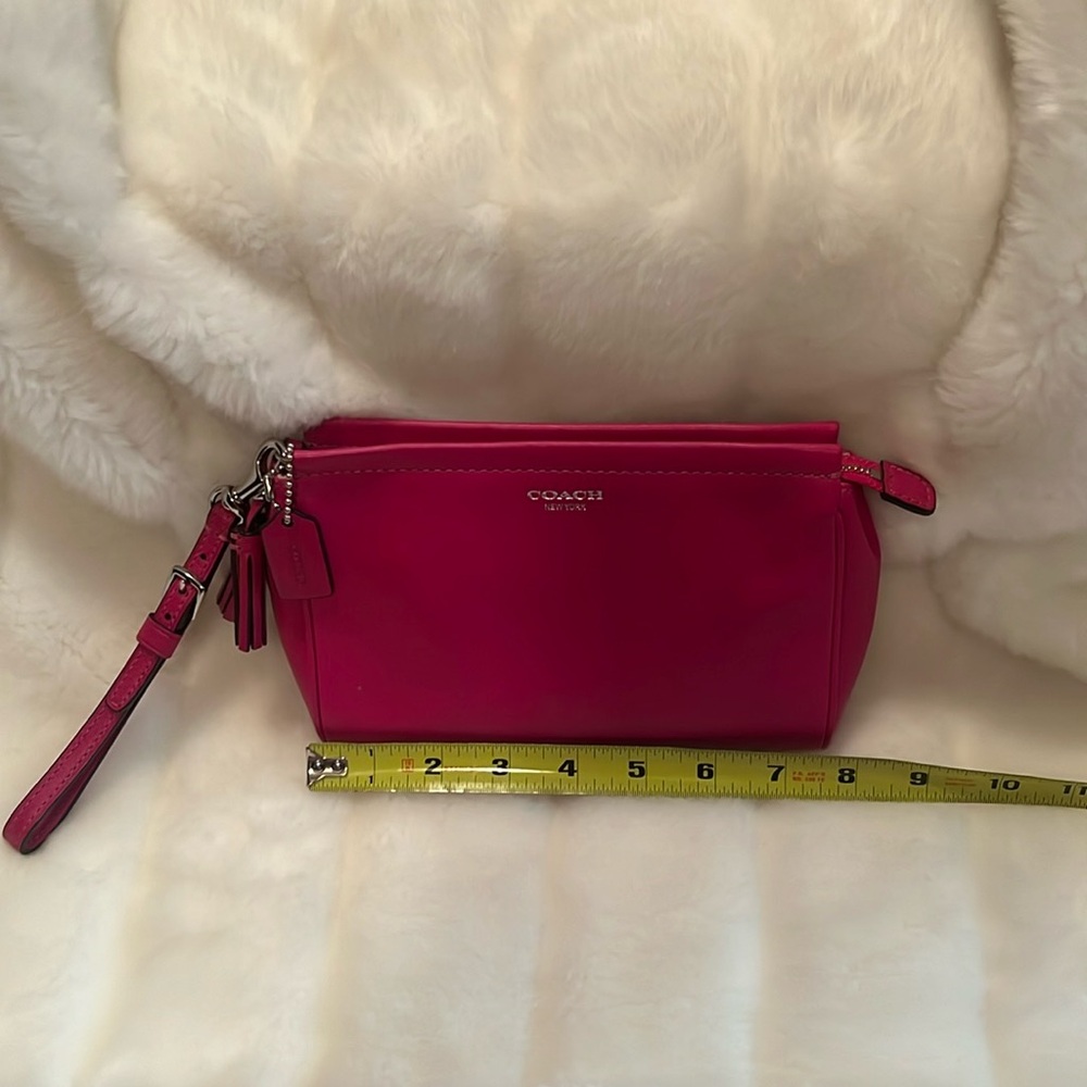 🩷COACH HOT PINK MAKEUP💄BAG. Gently used as seen. Exceptional condition. 🩷